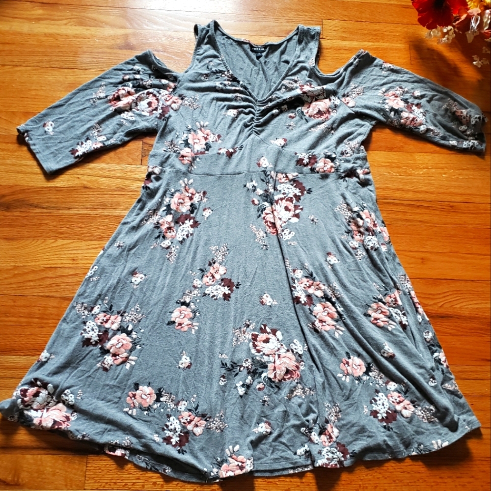 TORRID Womens DRESS 3/4 Sleeve GRAY Pink  FLORAL Size 3(3X 22/24)  Cold Shoulder